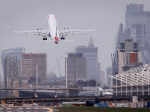 Alivio y precaución en Europa tras la reapertura de Ormuz, con el combustible para aviones en niveles críticos.