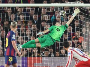 El Atlético de Madrid sorprende al Barcelona 2-0 con 10 jugadores en cuartos de Champions