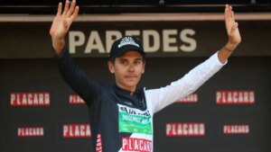 El ciclista español Guardeno es llevado en avión a terapia intensiva tras un accidente en su entrenamiento.