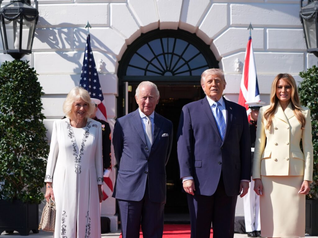 El rey Carlos III llegó a Estados Unidos y fue recibido por Donald y Melania Trump.