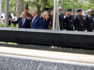 El rey Carlos III y la reina Camila rinden homenaje en el memorial del 11-S en Nueva York