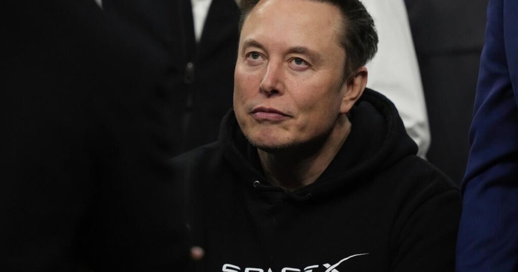 Fiscales franceses citan a Elon Musk por denuncias de abuso infantil y deepfakes en X.