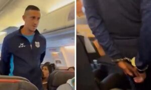 Futbolista provoca pánico en un avión y es detenido ante los pasajeros.