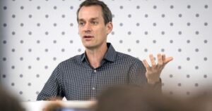 Google lanza nuevos chips para competir con Nvidia en el campo de la IA.