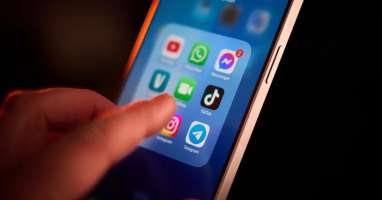 La Corte Suprema cuestiona la prohibición de búsquedas telefónicas por parte de la policía en casos de delitos.