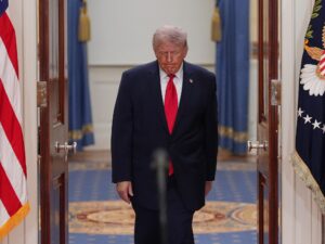 Trump suspende sus apariciones públicas y genera especulaciones sobre su salud.