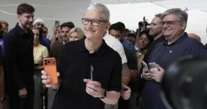 La nueva etapa de Apple: el desafío del nuevo CEO para modernizar la empresa tras Tim Cook