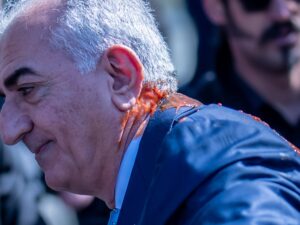 Le lanzaron un líquido rojo a Reza Pahlavi, el príncipe heredero iraní en el exilio, tras criticar la paz en Medio Oriente.