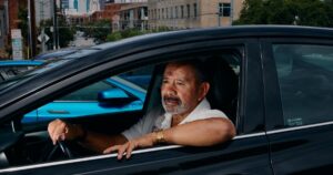 Los altos precios de la gasolina en California frenan a los conductores de Uber y Lyft.
