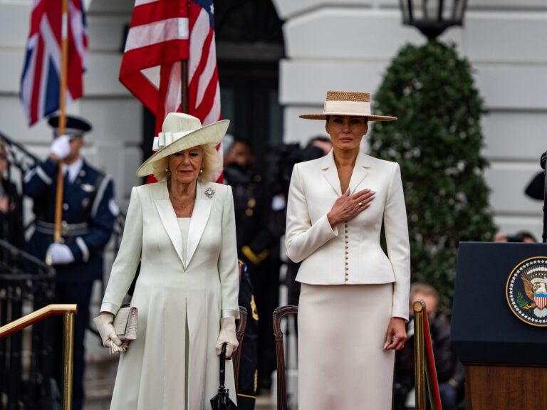 Melania Trump, la reina Camilla y el “look” de una relación especial