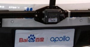Pasajeros varados en el tráfico tras la falla de un robotaxi en Wuhan, China