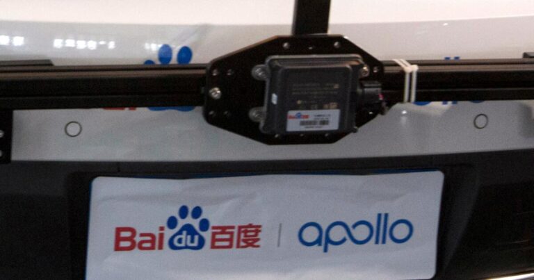 Pasajeros varados en el tráfico tras la falla de un robotaxi en Wuhan, China