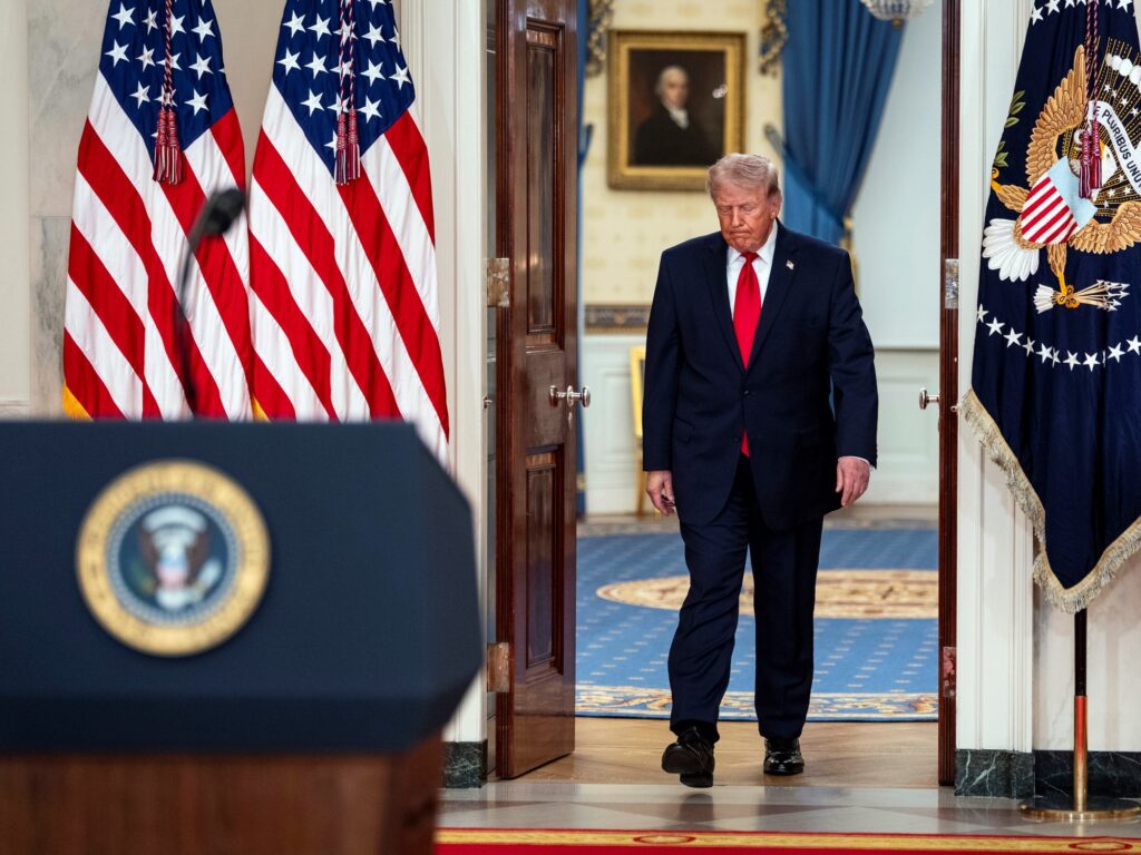 Trump desestabiliza al mundo con amenazas fluctuantes sobre Irán