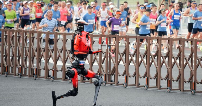Un robot llamado Lightning bate récord de media maratón en Beijing, superando a corredores humanos.