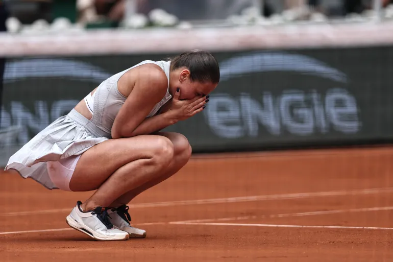 Swiatek, cuatro veces campeón, fuera mientras el Abierto de Francia continúa dando sorpresas 1 La ucraniana Marta Kostyuk celebra tras ganar contra la polaca Iga Swiatek al final de su partido individual femenino el día 8 del torneo de tenis del Abierto de Francia en la cancha Philippe-Chatrier del complejo Roland-Garros en París el 31 de mayo de 2026. (Foto de Anne-Christine POUJOULAT / AFP)