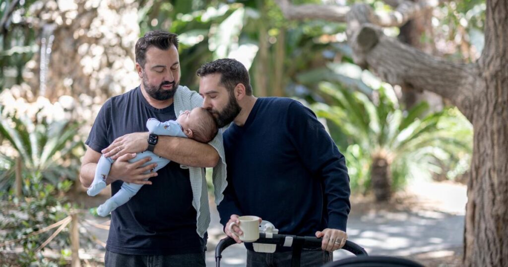 Aumenta el apoyo al padre que respondió a un ‘influencer’ tras trollear a su pareja gay y su bebé.