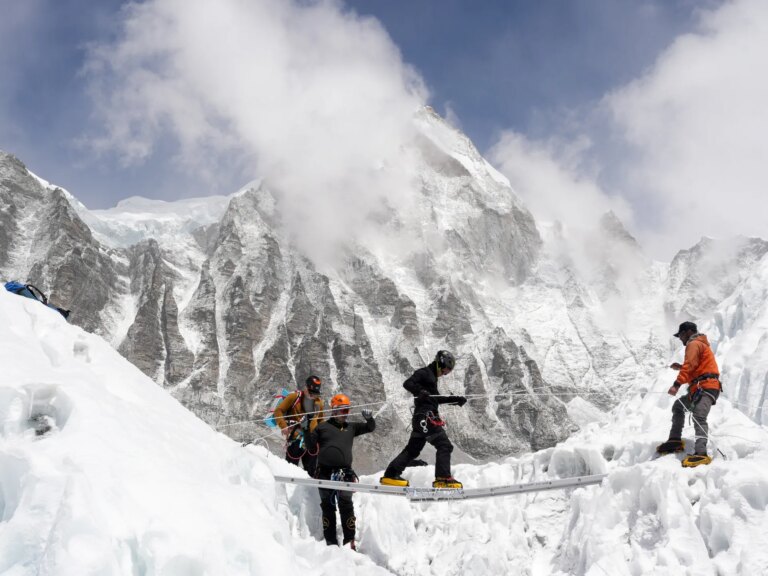 El plusmarquista del Everest advierte del peligro en Nepal tras la muerte de dos alpinistas indios