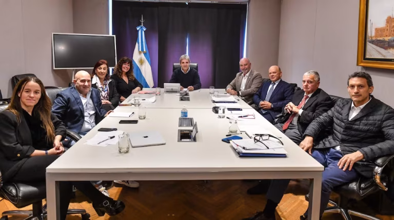 Luis Caputo anunció que aplicará cambios en el régimen para atraer los dólares del colchón