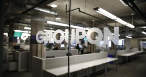 Otra empresa de tecnología dice que eliminará cientos de puestos de trabajo en medio de un giro hacia la IA