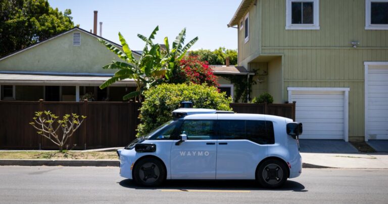 Waymo lanza servicios con robotaxis más baratos en Los Ángeles