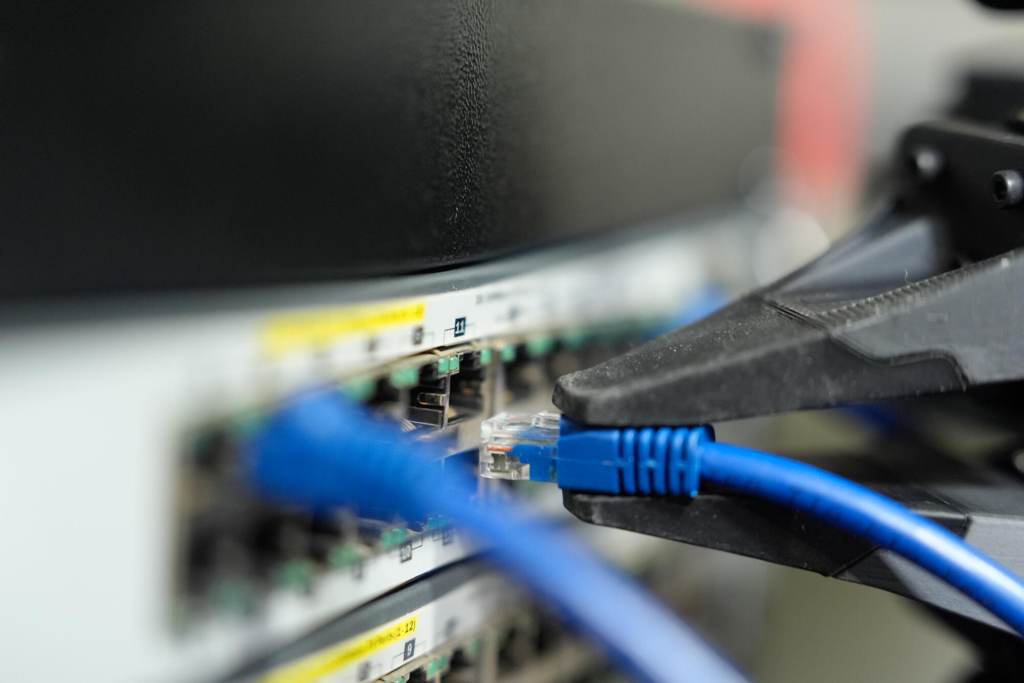 Brian González tira de un cable ethernet usando un brazo robótico en Encord