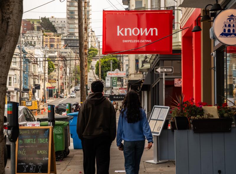 Known, una aplicación de citas con inteligencia artificial, tiene su marca pegada en el frente de una tienda en el distrito Marina de San Francisco.