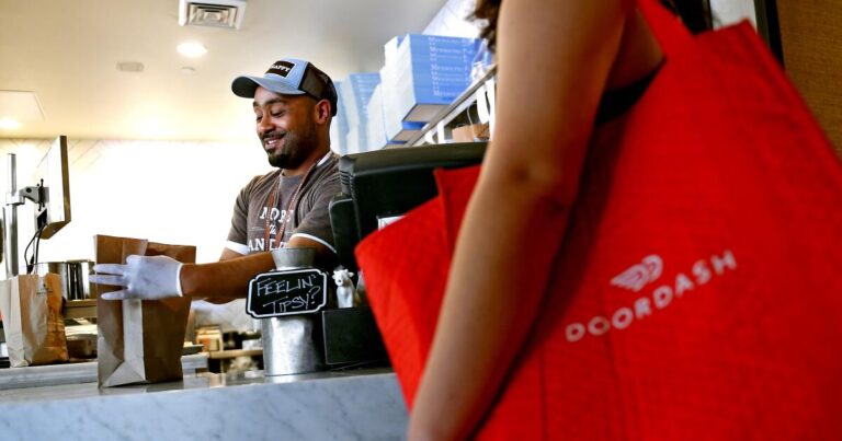 DoorDash lanza un chatbot con IA para elegir su cena, abastecer su refrigerador y reservar una mesa