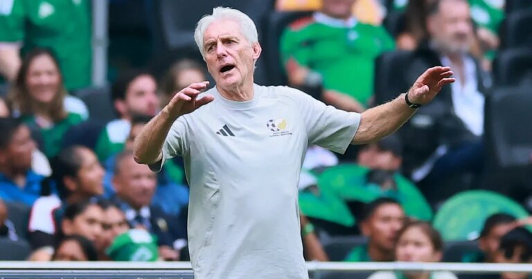 Entrenador de Sudáfrica pide a los críticos que se "callen" antes del segundo partido del Mundial