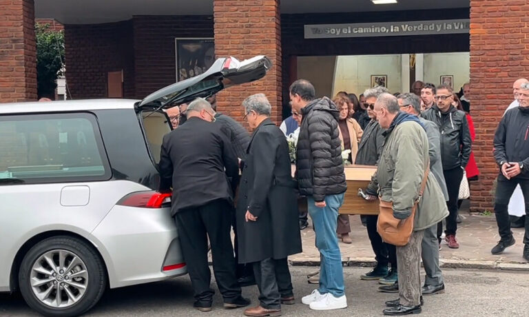 Las imágenes del doloroso entierro de María Rosa Fugazot en Chacarita tras su muerte a los 83 años