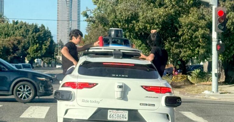 Los niños se sientan en las ventanas mientras Waymo viaja por Westside. Compañía de alertas de testigos; el auto no se detiene
