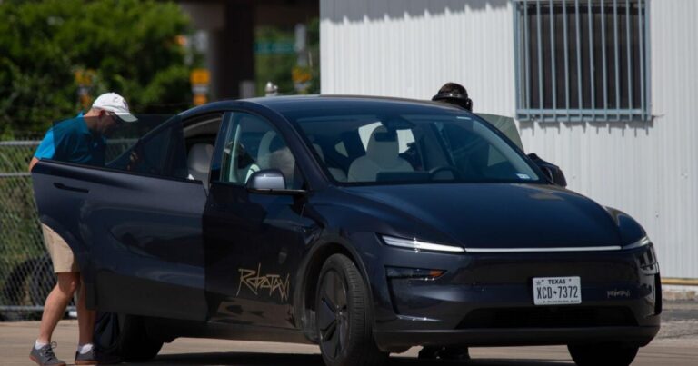 Los robotaxis de Tesla se estancan cuando la exageración de la conducción autónoma de Musk llega al tráfico del mundo real