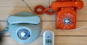Incluso en el corazón de Los Ángeles, todavía dependen de teléfonos fijos antiguos y no quieren perderlos.