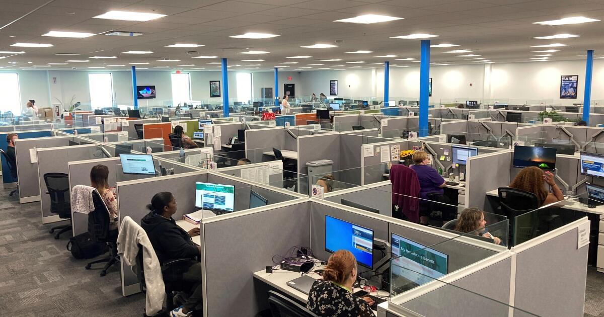 Miles de trabajadores de atención al cliente se enfrentan al despido mientras la IA toma el control