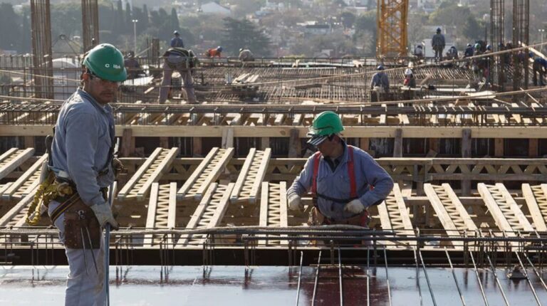 Las consultoras estiman que la economía cayó en el segundo trimestre de 2026, pero mejoró frente al mismo período del año pasado