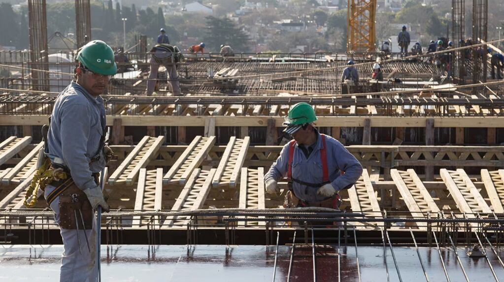 Las consultoras estiman que la economía cayó en el segundo trimestre de 2026, pero mejoró frente al mismo período del año pasado
