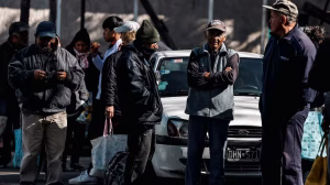 Aseguran que se frenó la caída de la pobreza y de la indigencia en el primer trimestre de 2026: las cifras