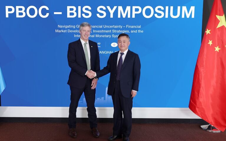 El Gobierno avanza en negociaciones con China para renovar el swap por tres años y con las mismas condiciones 1 El titular del BCRA, Santiago Bausili, junto a su par del Banco Popular de China (PBoC), Pan Gongsheng. (Foto: BCRA).