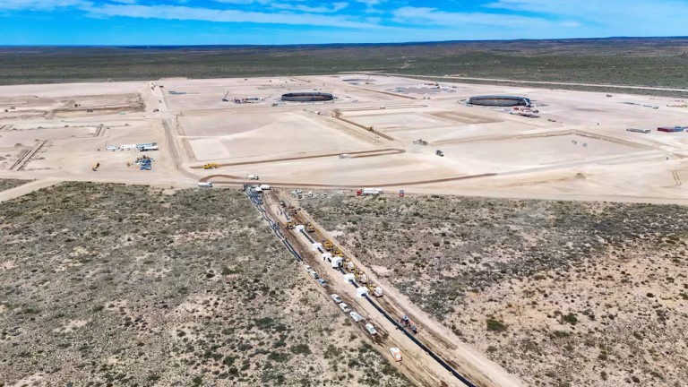 El paro en los puertos afecta la distribución de combustibles y amenaza una obra clave para exportar gas desde Vaca Muerta
