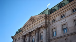 La Justicia extendió por seis meses la suspensión del decreto de Milei que transforma el Banco Nación en sociedad anónima