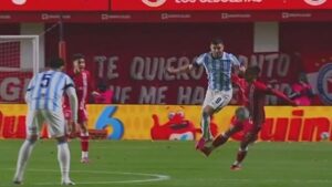 Maravilla Martínez fue expulsado por un codazo contra Argentinos