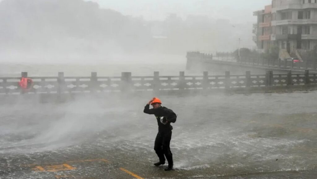 Tifón Dolphin toca tierra en China: evacuados y vuelos cancelados