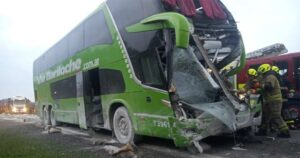 Un micro de egresados chocó siete autos en una calle congelada de Bariloche