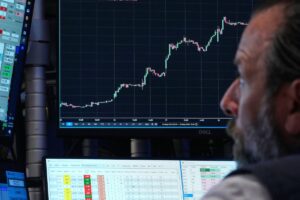 Riesgo país supera los 470 puntos y acciones argentinas caen en Wall Street