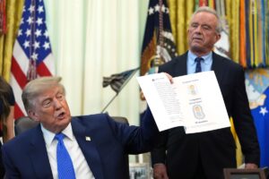 La OMS cuestiona a Trump por cambios en el calendario de vacunación en EE.UU.