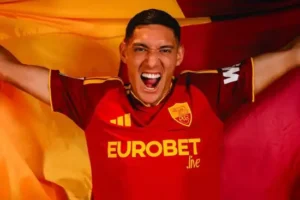 Nahuel Molina dejó el Atlético y fue presentado en Roma con una estatua de IA