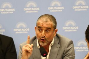 Diputados: oficialismo dictaminó la reforma del Banco Central con cruces y retiro de UP