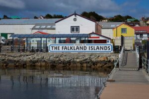 Malvinas: megaproyecto de salmonicultura divide a los isleños