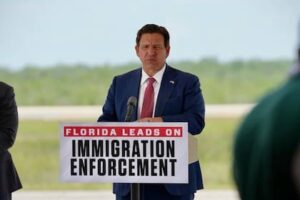 DeSantis deberá explicar el uso de más de US$500 millones en ley de inmigración