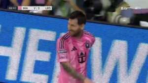Video: el abrazo de un rival a Messi que hizo sonreír al propio Leo