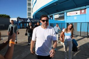 Milito, dos caras en Racing: ídolo en la cancha, presidente en silencio
